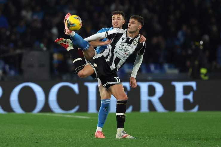 Lucca mentre prova ad agganciare un pallone