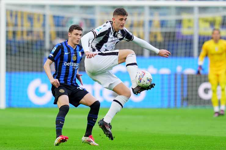 Lucca intento a stoppare un pallone a metà campo