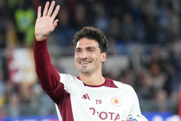 Mats Hummels saluta i tifosi all'Olimpico
