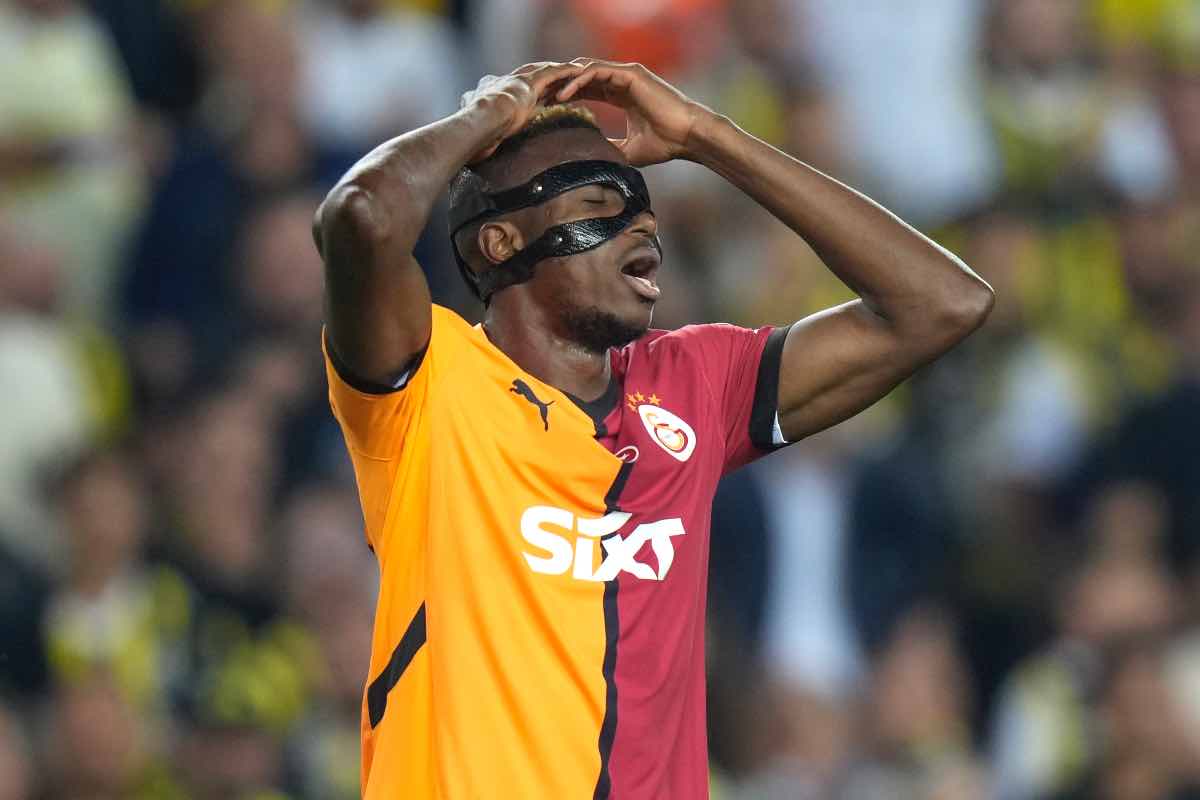 Osimhen contrariato al termine di un'azione