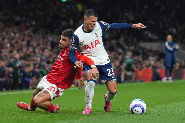 Pedro Porro dribbla il suo diretto marcatore