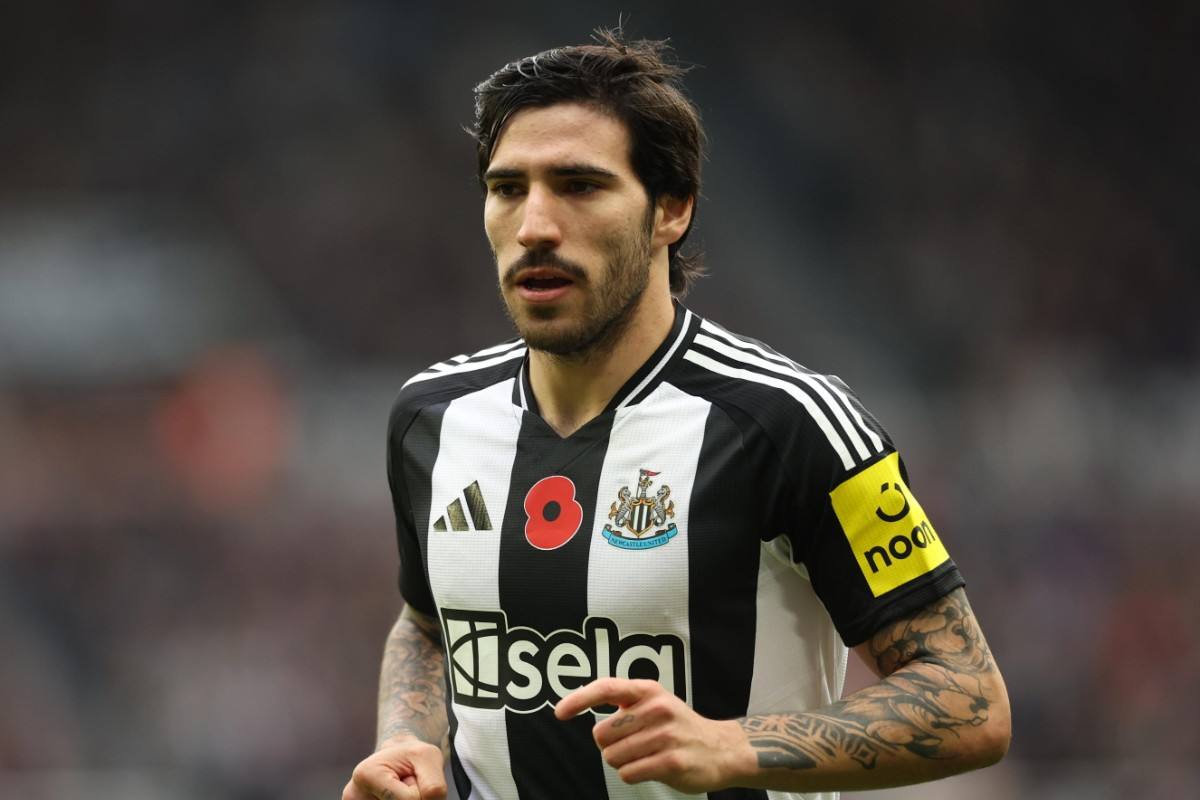 Sandro Tonali in maglia bianconera