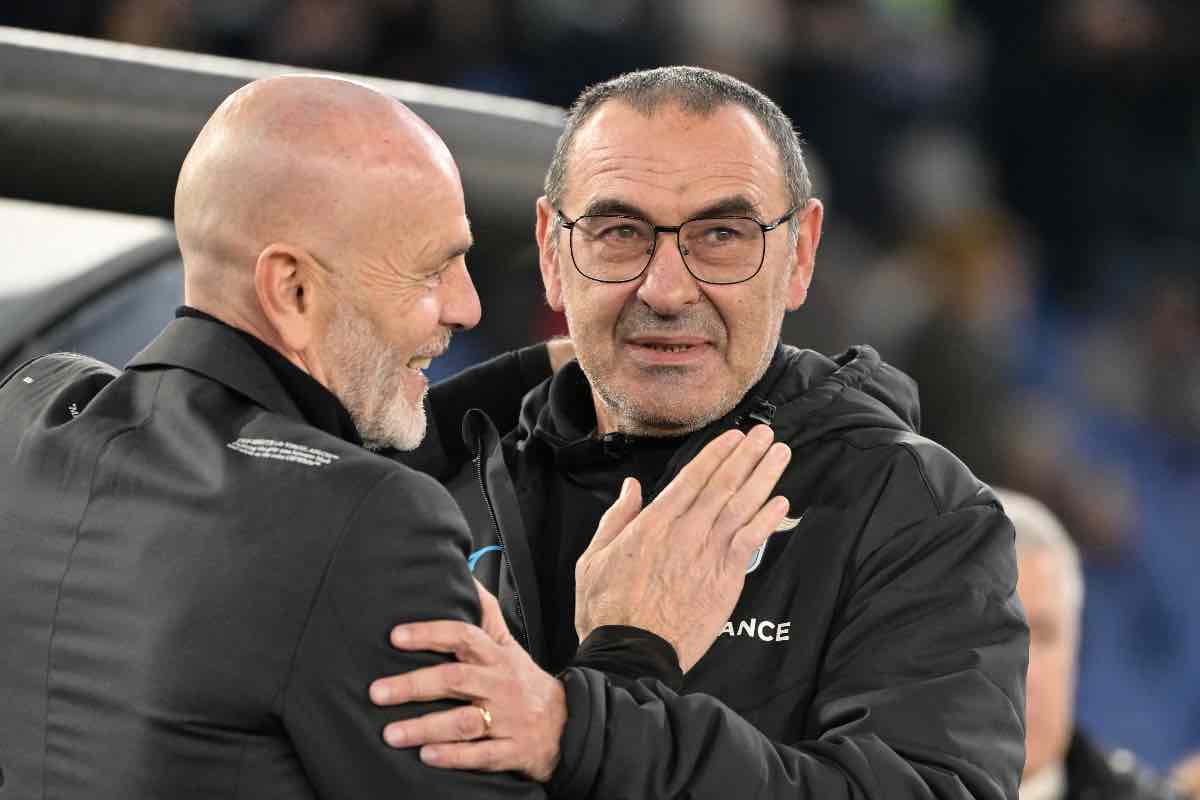 Pioli abbraccia Sarri in panchina