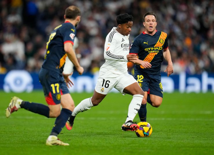 Il centrocampista del Girona, Arthur Melo, impegnato contro il Real Madrid