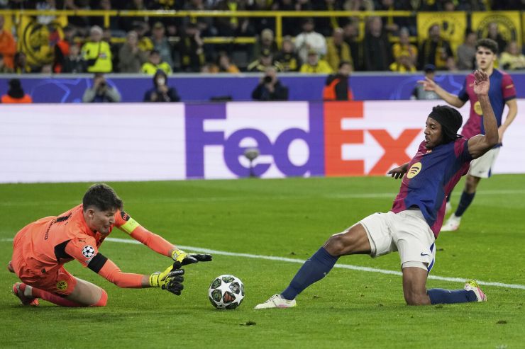 Il portiere del Borussia Dortmund, Gregor Kobel, impegnato in un'uscita a terra