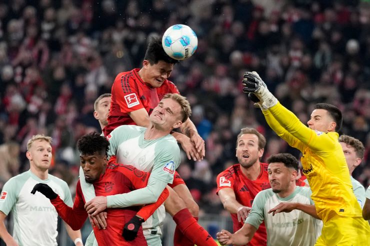 Il difensore sudcoreano del Bayern Monaco, Kim Min-jae impegnato in uno stacco aereo