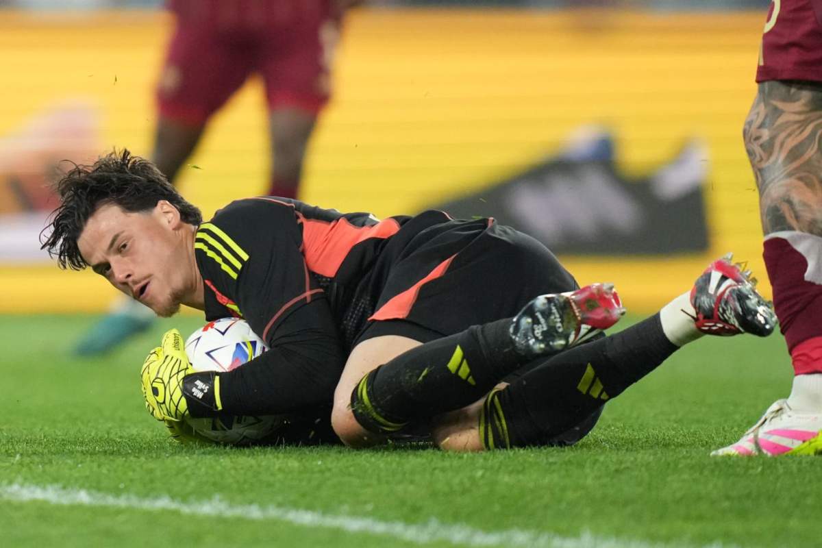 Il numero uno della Roma, Mile Svilar, impegnato in una parata a terra