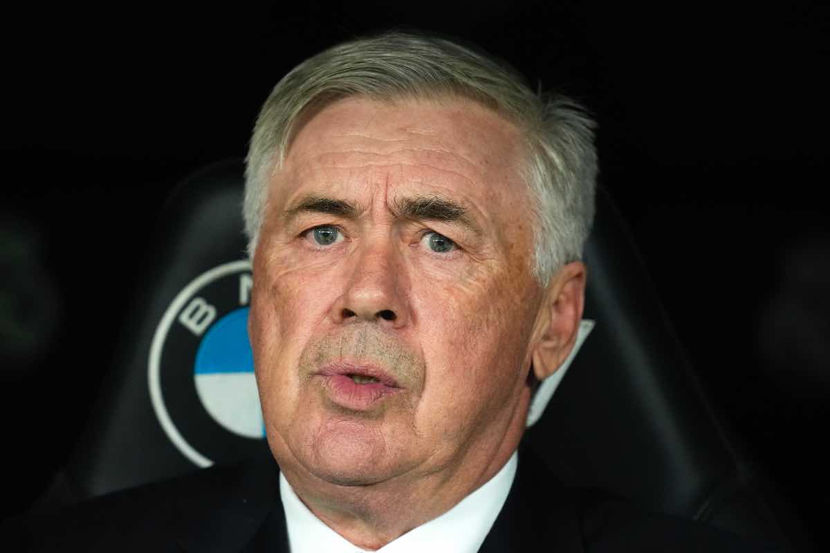 Ancelotti seduto in panchina osserva il match