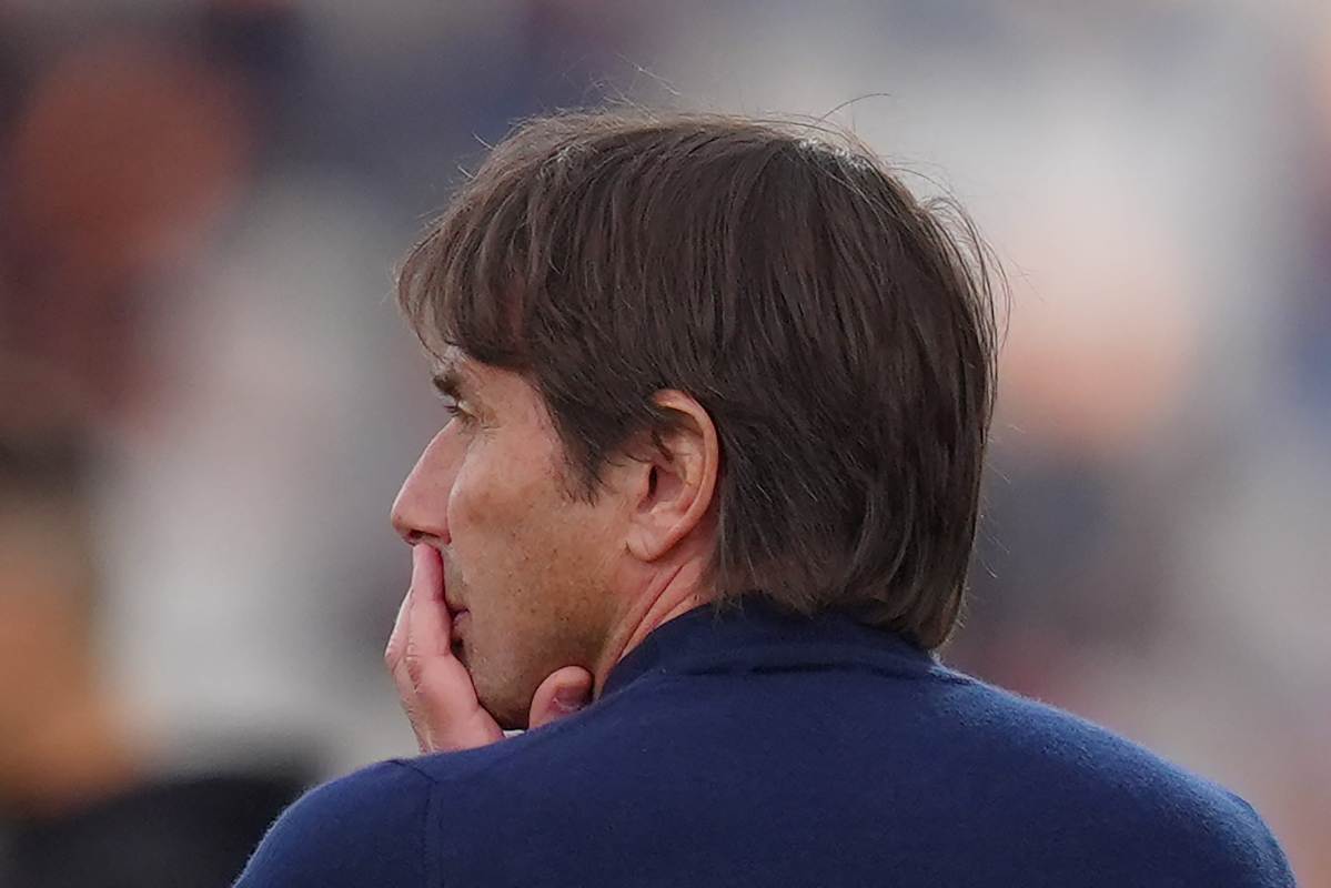 Antonio Conte, attuale allenatore del Napoli, qui di spalle
