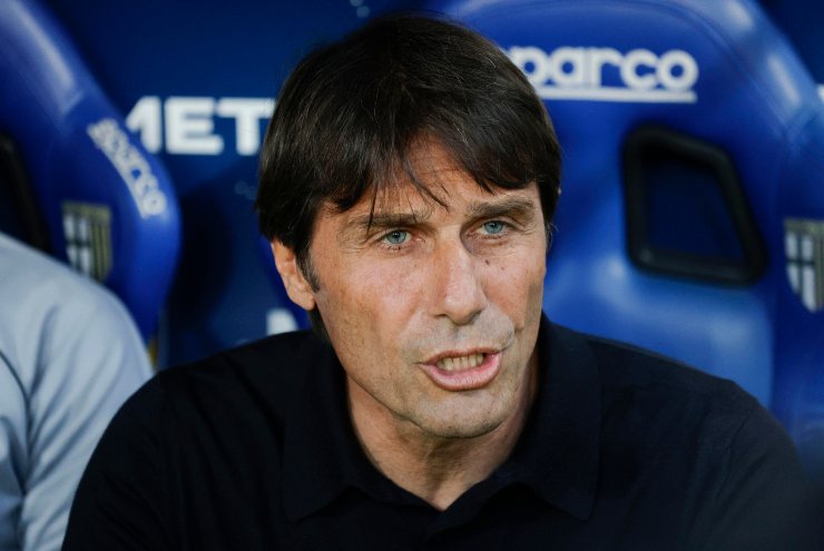Antonio Conte concentrato in panchina