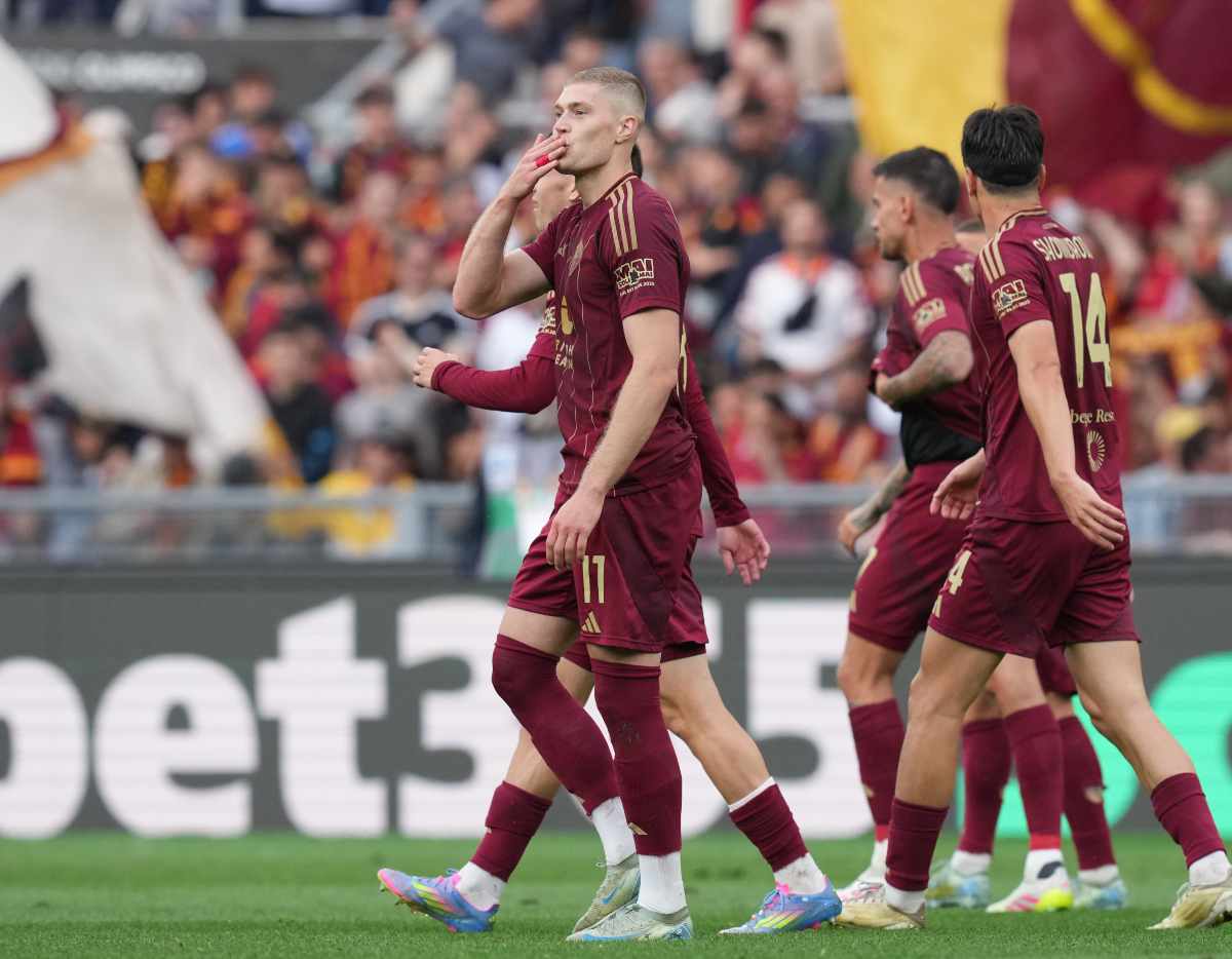 Artem Dovbyk esulta con bacio verso la tribuna dopo il goal in Roma-Fiorentina
