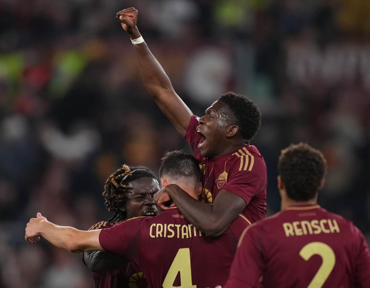 Bryan Cristante esulta con la squadra dopo il goal in Roma-Milan