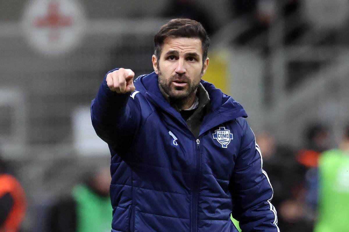 Cesc Fabregas dà indicazioni ai suoi