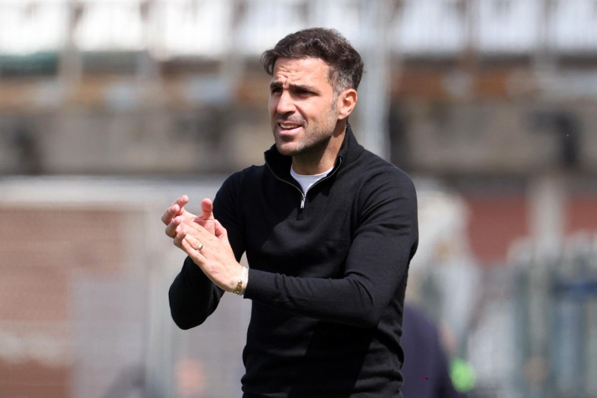 Cesc Fabregas applaude i suoi