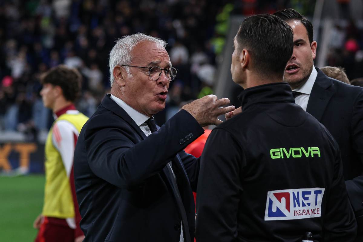 Claudio Ranieri si confronta con il quarto uomo in Atalanta-Roma