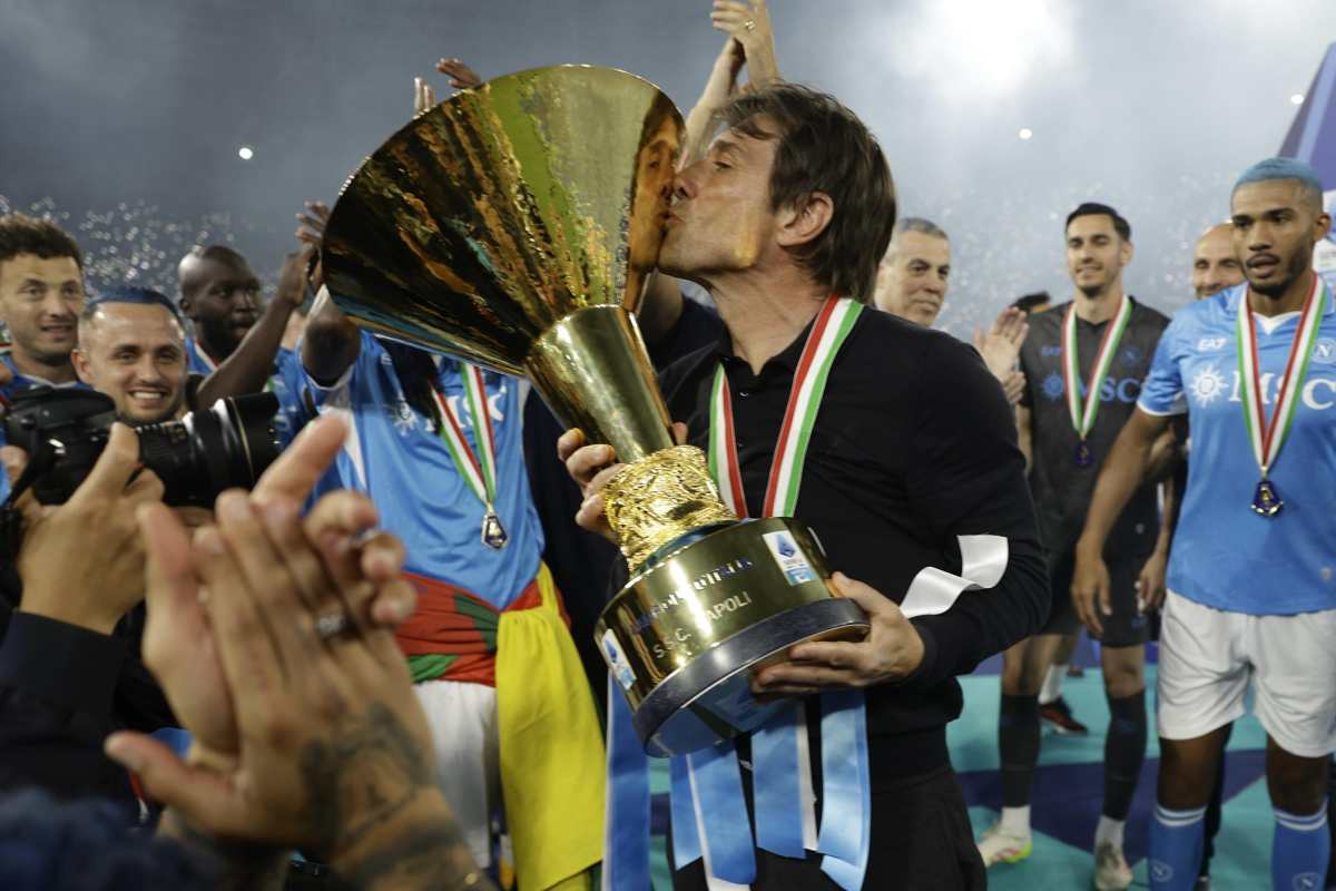 Conte bacia il trofeo