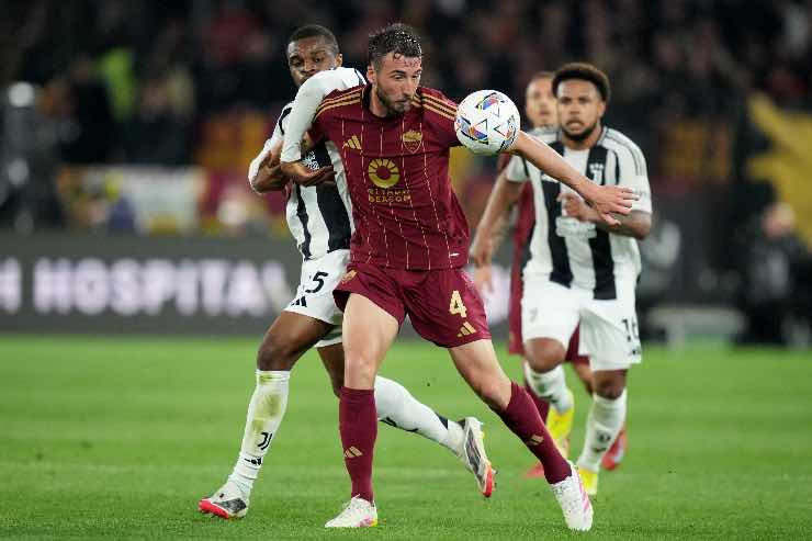 Cristante protegge un pallone dall'attacco di Kalulu