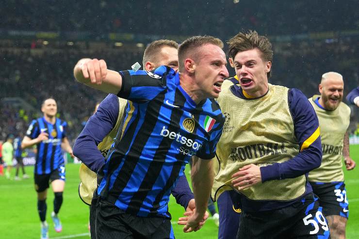 Davide Frattesi esulta dopo il goal in Inter-Barcellona