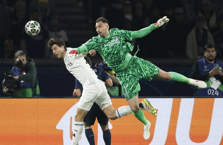 Gianluigi Donnarumma in uscita alta contro l'Arsenal