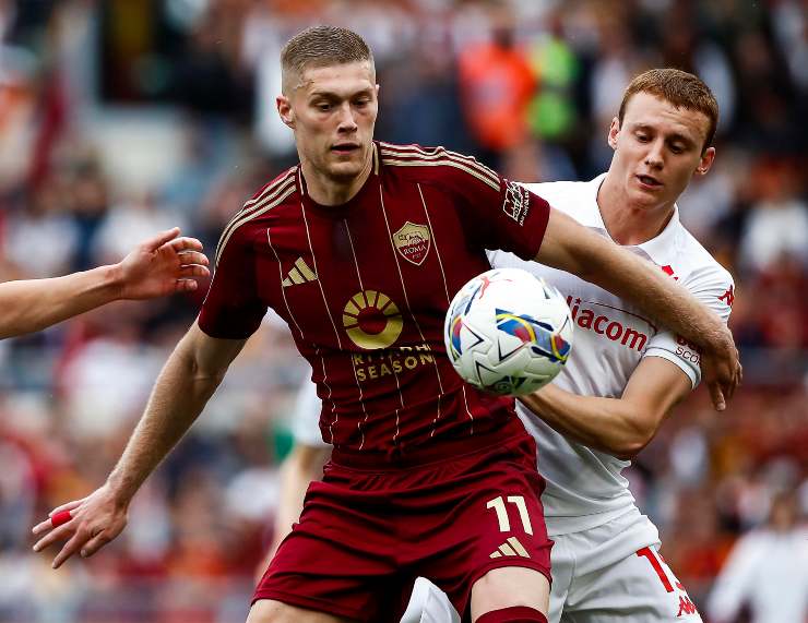 Dovbyk protegge palla dalla marcatura di Comuzzo 