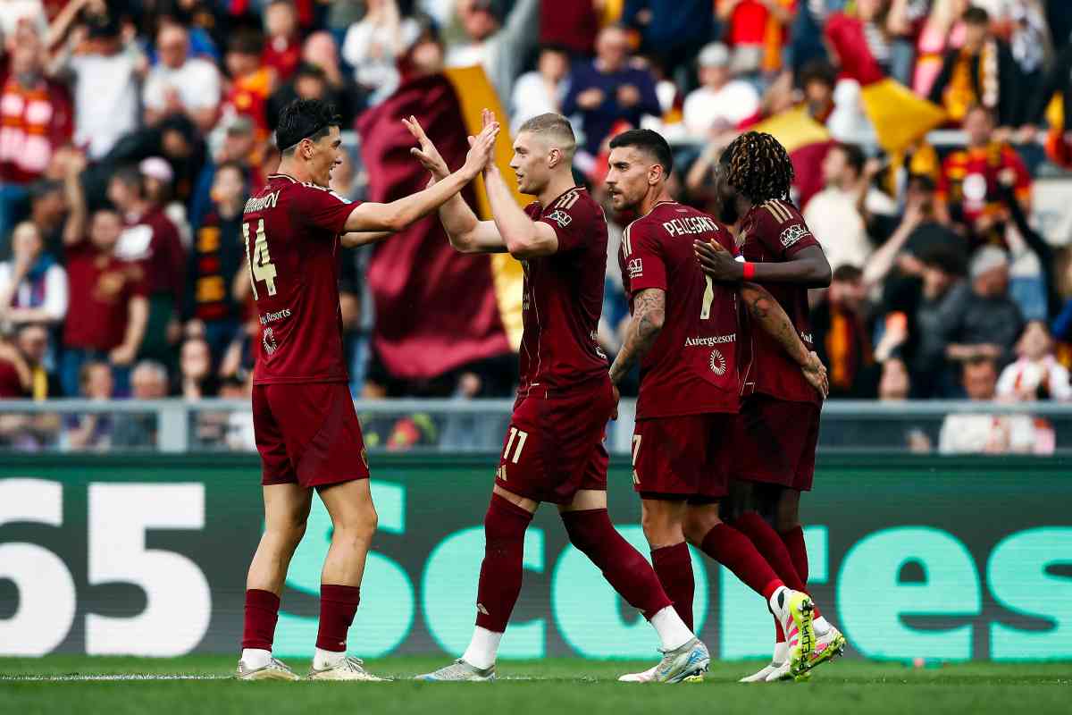 Dovbyk esulta con i compagni dopo un gol