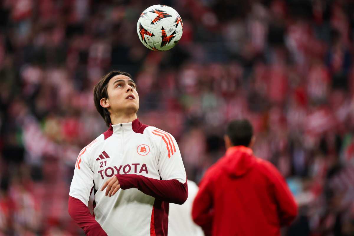 Dybala palleggia nel riscaldamento