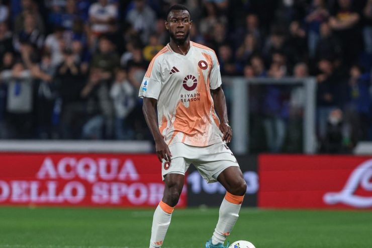 Evan Ndicka porta palla