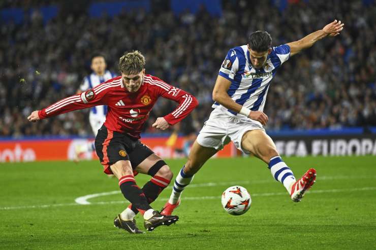 Garnacho calcia in porta