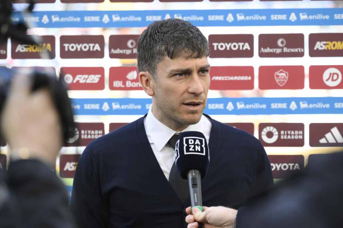 Il direttore sportivo della Roma Ghisolfi mentre viene intervistato