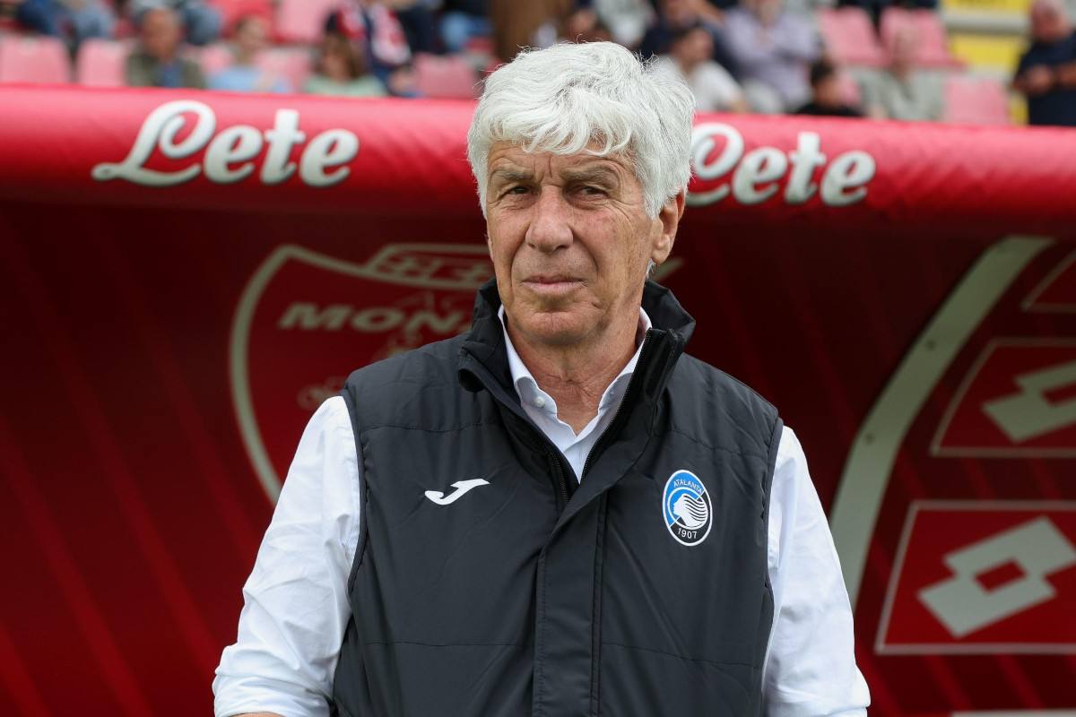 Gian Piero Gasperini perplesso davanti alla sua panchina