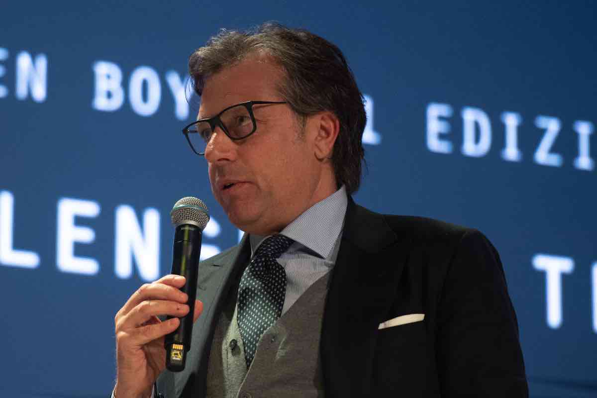 Giuntoli ha in mano un microfono durante una presentazione