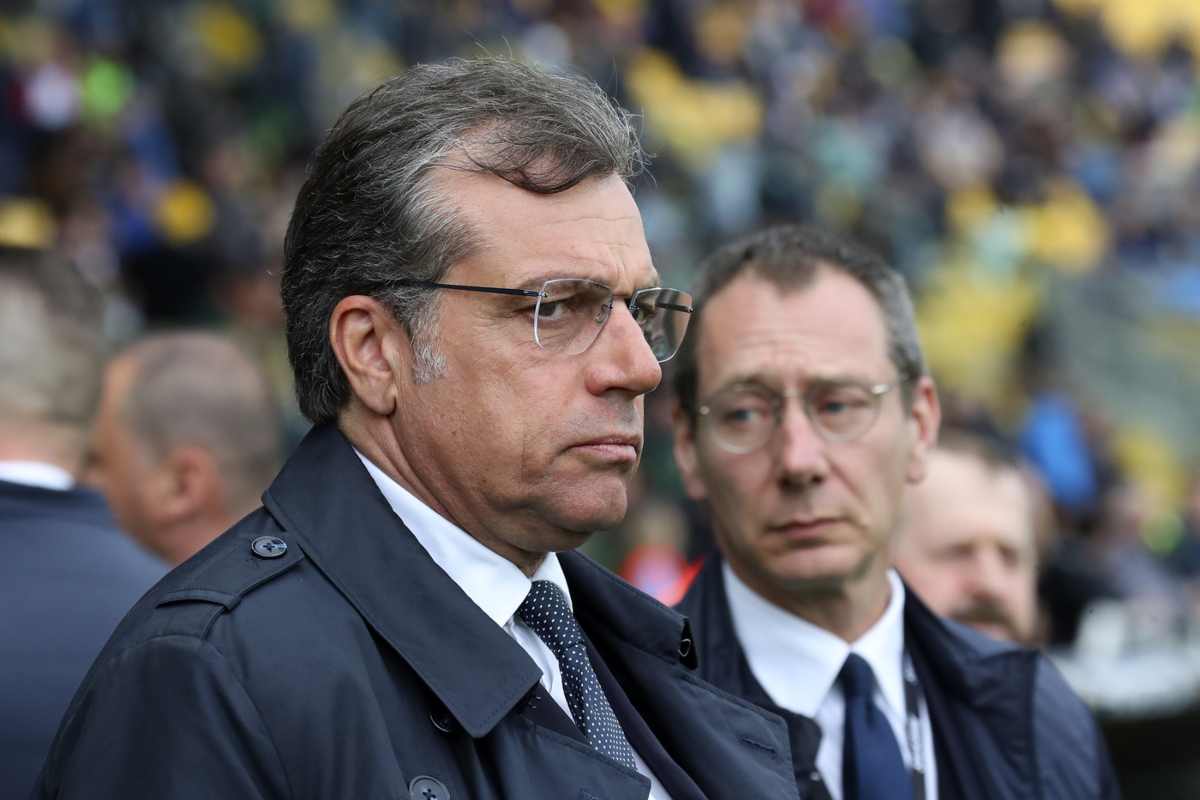 Giuntoli, direttore dell'area tecnica della Juve, pensieroso prima di una partita