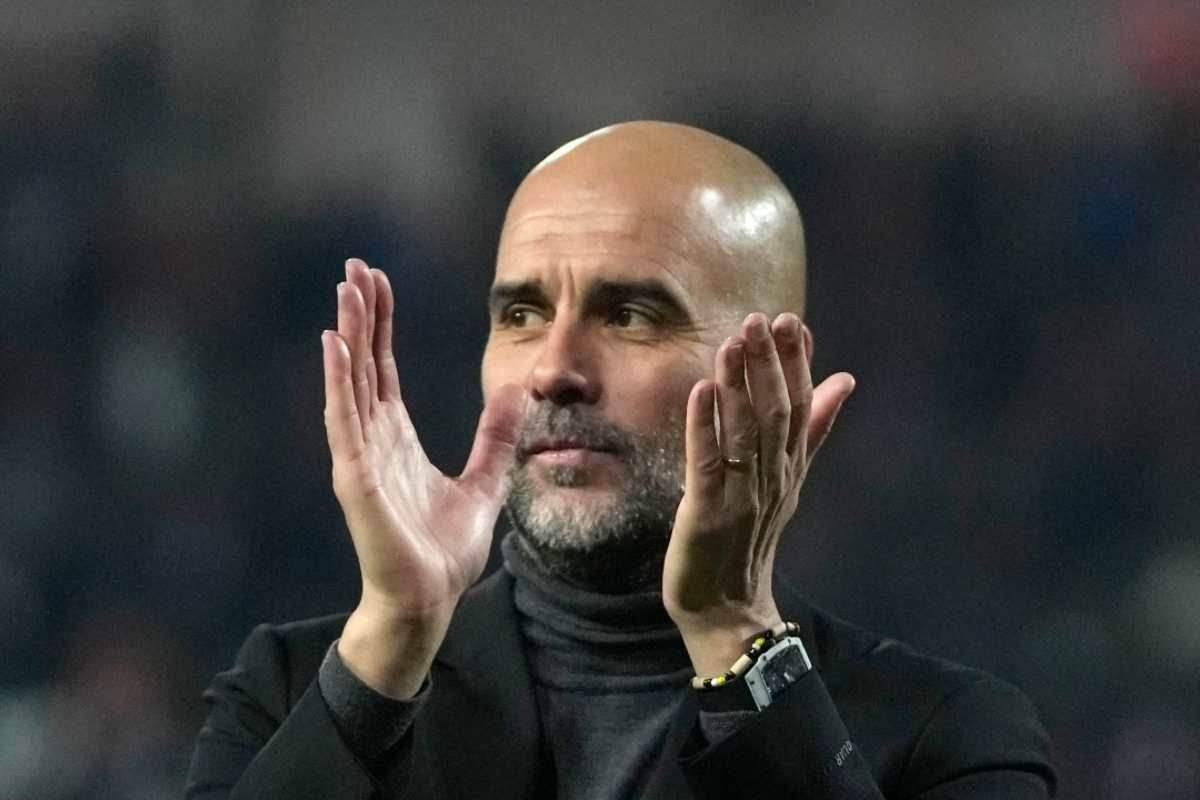 Pep Guardiola applaude