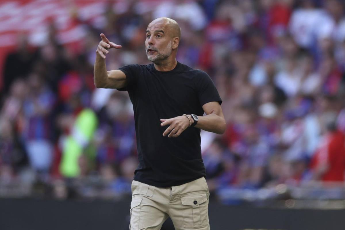 Guardiola allena il City e dà indicazioni in panchina