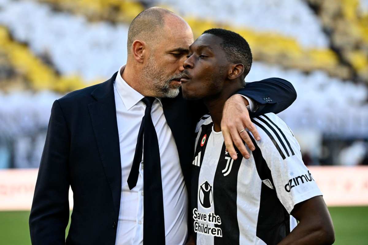 Igor Tudor abbraccia Randal Kolo Muani