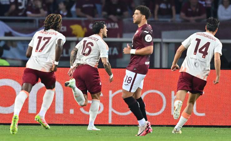 Leandro Paredes esulta dopo il goal in Torino-Roma