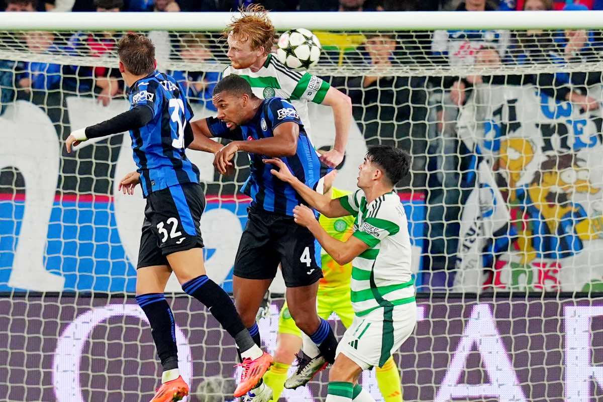 Hien prova a saltare su un pallone vagante