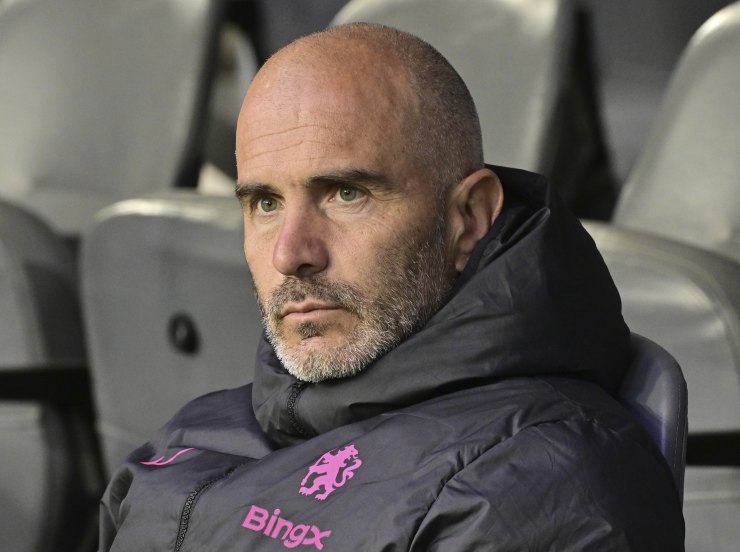 Enzo Maresca guida il Chelsea: eccolo seduto in panchina 