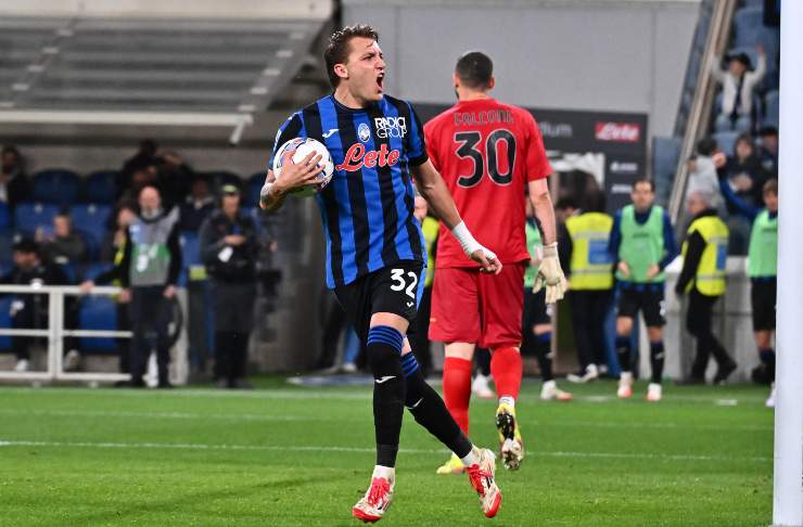 Mateo Retegui esulta dopo un gol