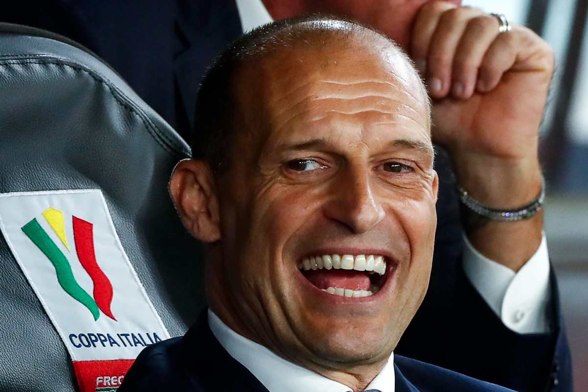 Max Allegri sorridente in panchina