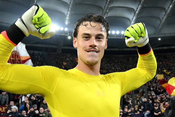 Mile Svilar esulta sotto la Curva Sud