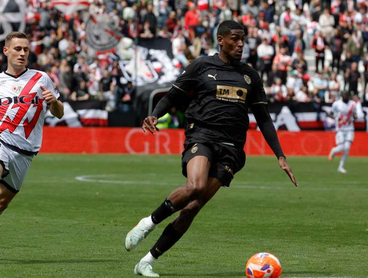 Cristhian Mosquera conduce il pallone