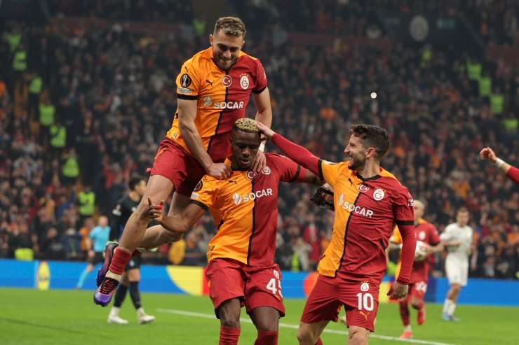 Osimhen esulta con i compagni al Galatasaray 