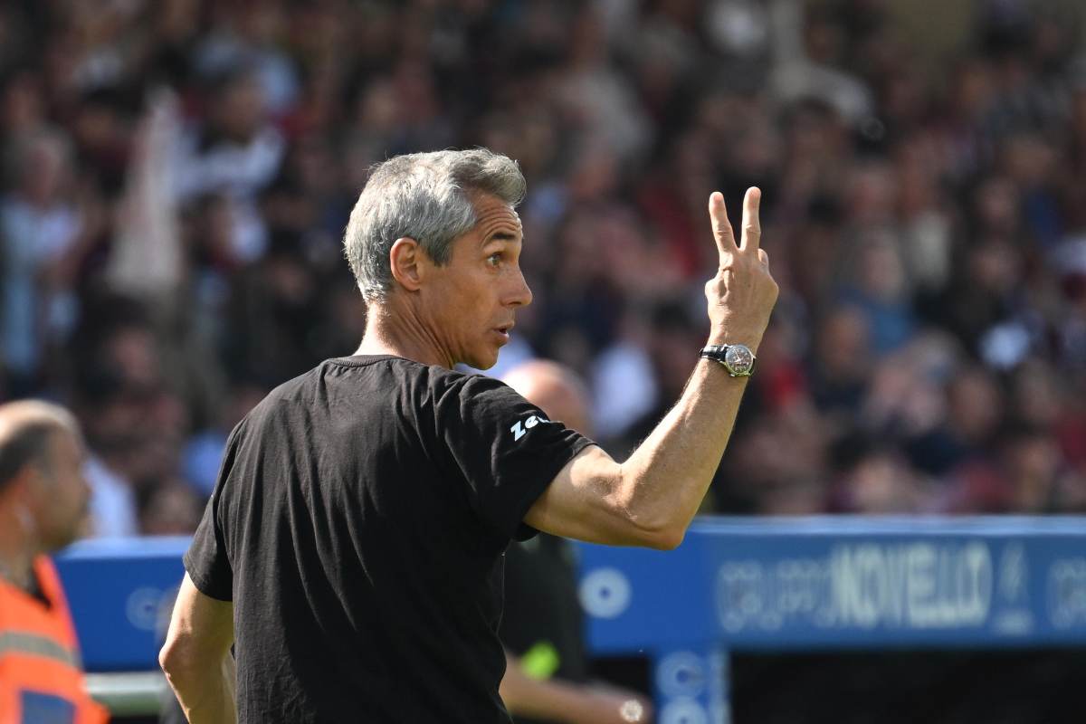 Paulo Sousa, allenatore portoghese fa il segno del due