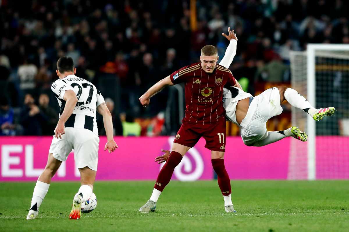 Dovbyk lotta contro i difensori della Juve