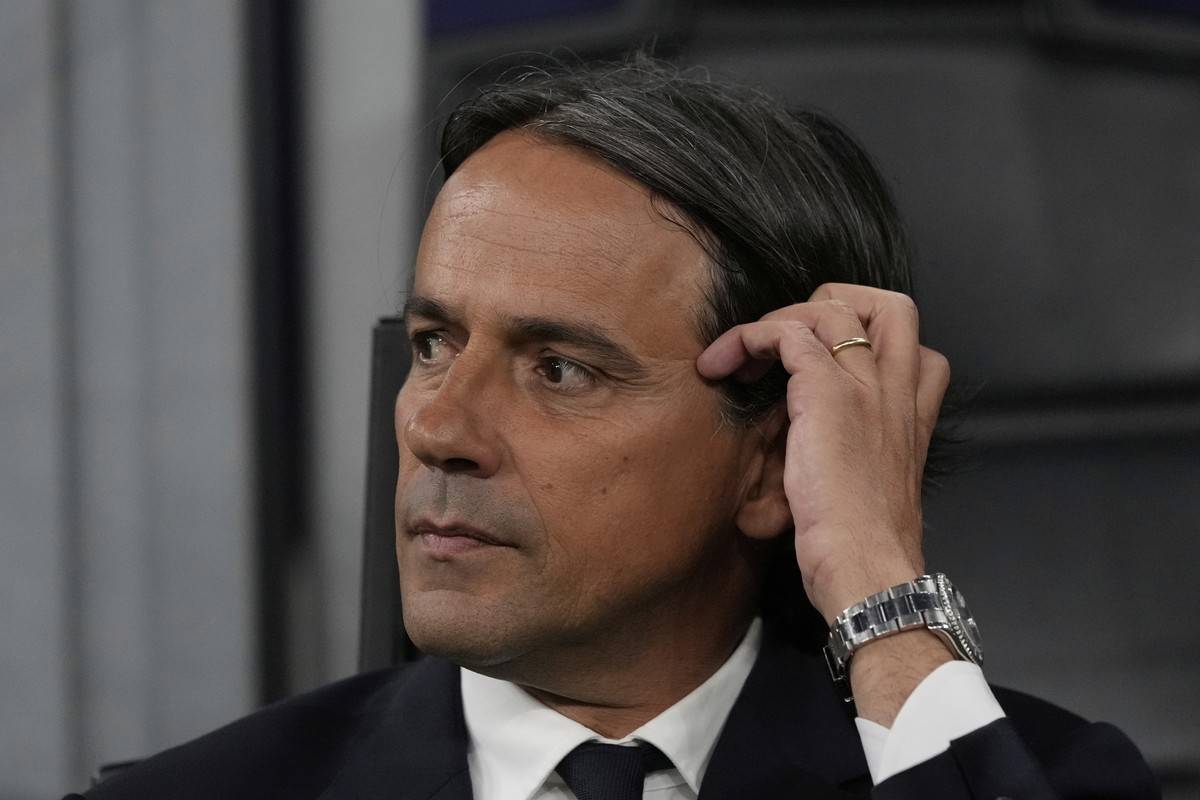 Simone Inzaghi preoccupato in panchina
