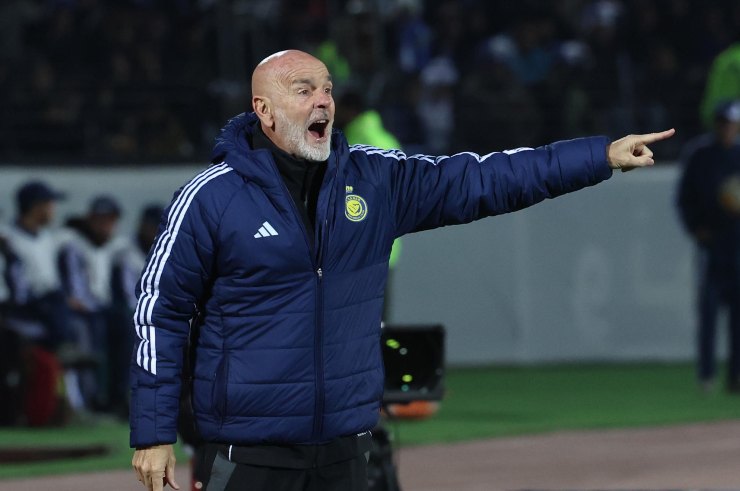 Stefano Pioli dà indicazioni ai suoi