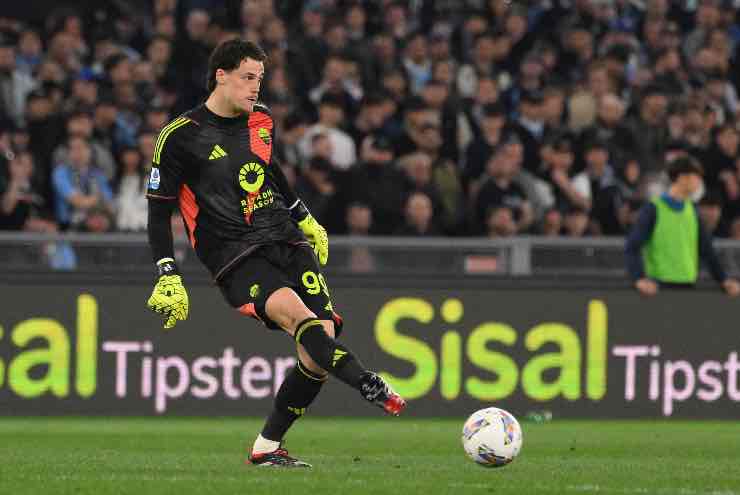 Svilar intento ad effettuare un passaggio corto 