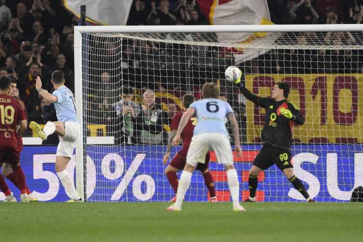 Svilar compie una parata nel derby 