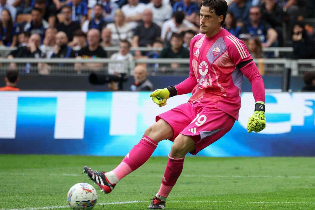 Svilar portiere della Roma gioca con i piedi